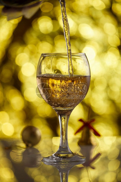 红酒杯明亮的金底香槟杯配有美丽的布加和圣诞玩具奢华图片