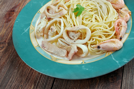 玛丽娜拉传统Spaghettiaifruttidimare意大利面食配海鲜一顿饭图片