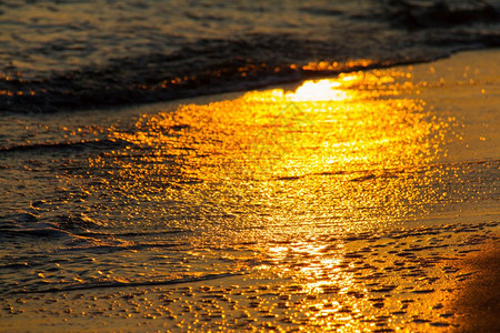 映在海滩上的美丽夕阳图片