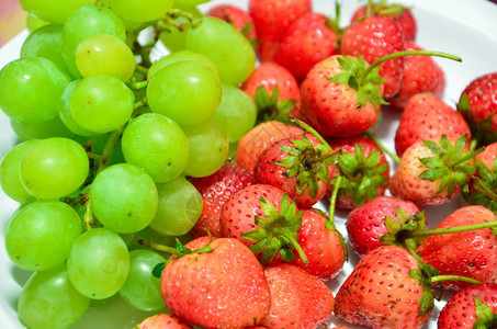 新鲜的草莓和葡萄、图片