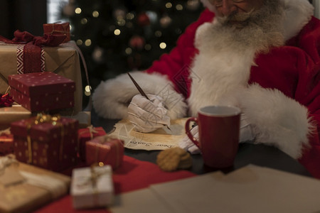 树白种人空的关闭SantaClaus写信件图片