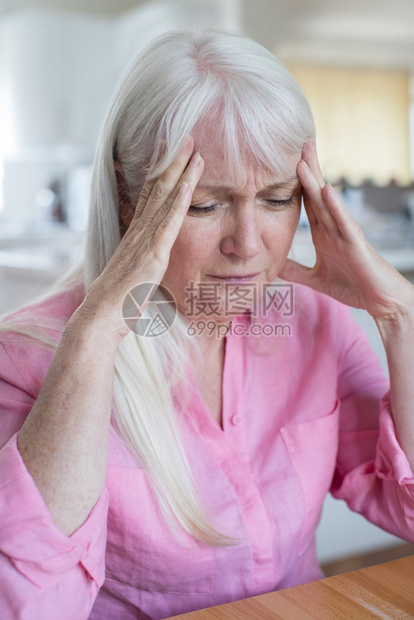 损失在家里遭受头痛折磨的成熟女忘记垂直的图片