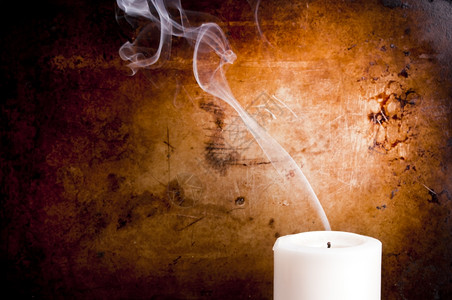 风吹烛光烟雾从蜡烛吹灭的光线上流出有古老背景戒指垃圾摇滚点亮设计