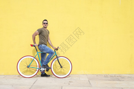 微笑穿着墨镜的固定装备自行车的人扮男快乐的图片
