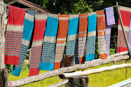 艺术北方材料在阳光明媚的天晒干底边有最肥的稻田上面挂着泰国北部传统布衣图片