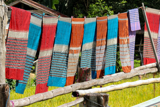 艺术北方材料在阳光明媚的天晒干底边有最肥的稻田上面挂着泰国北部传统布衣图片