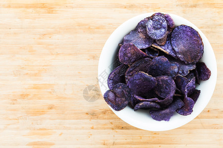 自然盐渍的木制背景中一堆紫色薯片红菜头图片