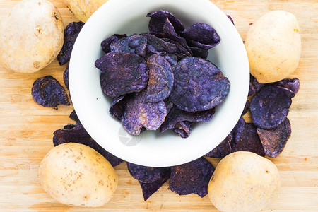 食物派对木制背景中的一堆紫色薯片香脆的图片