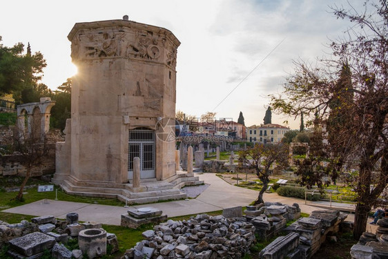 普拉卡历史希腊雅典罗马大风和塔的残留物春季下午1点在希腊雅典文化图片