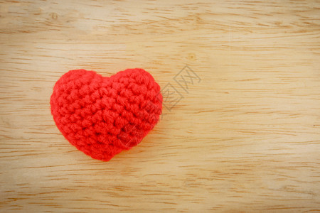 红心与木地板上的毛线交织在一起有创造力的礼物复古图片