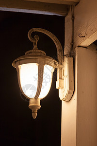 电灯泡木前门廊上的灯笼夜里开着明亮的家图片