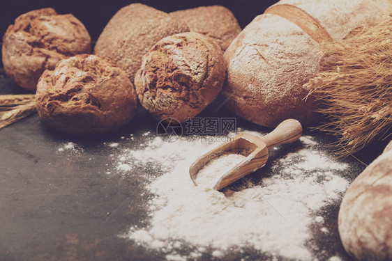 新鲜的面包店概念中新鲜烤面包和粉充满了黑暗气氛的烘烤图片