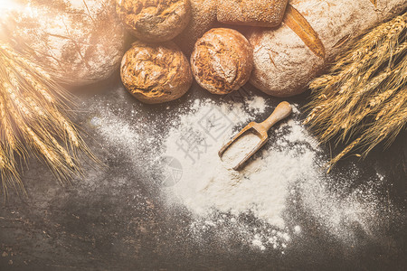 面包店概念中的新鲜烤面包和粉充满了黑暗气氛法国面包一顿饭黑暗的图片