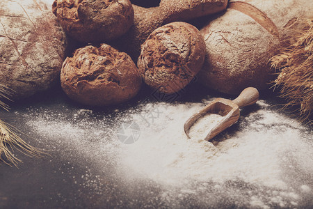 面包店概念中的新鲜烤面包和粉充满了黑暗气氛一种白色的生图片