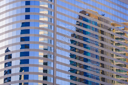 蓝色的公司角度在视野侧图中在摩天大楼蓝色玻璃墙表面反映高办公楼的抽象模式图像图片
