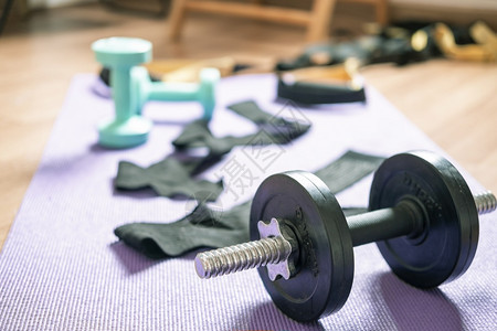 运动型年轻的肌肉家庭培训锻炼中的哑铃在户内锻炼运动中进行体重量训练教在室内锻炼运动图片