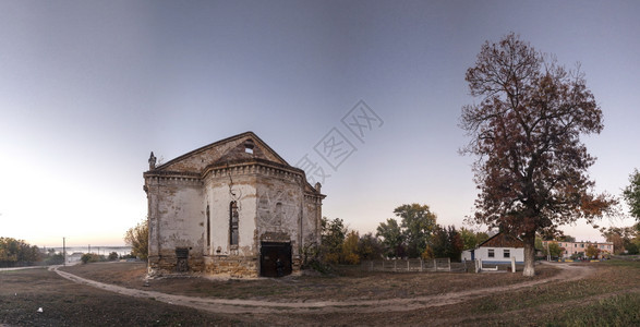村庄乌克兰敖德萨地区利曼斯科耶村被遗弃的圣三一天主教大堂乌克兰利曼斯科耶被遗弃的教堂市郊旅游图片