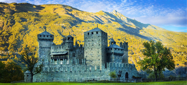 吸引力公园意大利伟的中世纪城堡ValledAosta的CastellodiFenis感人的图片