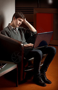 年轻人在看笔记本电脑时很体贴肖像轻松男生图片