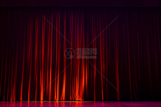 音乐会剧院红色天鹅绒窗帘配有表演的灯光和木地板花柜聚光灯图片