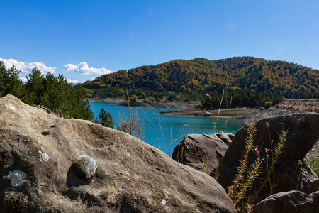 户外岩石格雷韦尼蒂奥希腊北部埃皮鲁斯人造湖岸的景象希腊北部Epirus图片