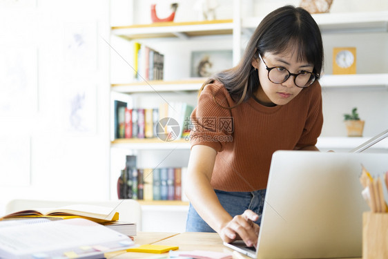 技术研究使用计算机和移动设备学习在线教育和学习的青年拼图生使用计算机和移动设备自习图片