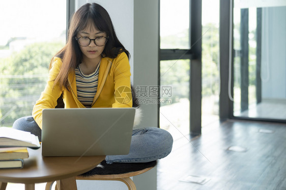 技术女孩使用计算机和移动设备学习在线教育和学习的青年拼图生使用计算机和移动设备研究图片