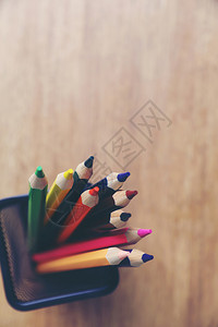 彩色蜡笔插在笔筒中图片