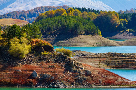 希腊北部Epirus的风景优美多彩Aoos人工湖岸天气绿色美丽图片