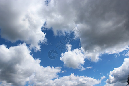 风景优美蓝色天空背景的美丽白云Name广阔的高图片