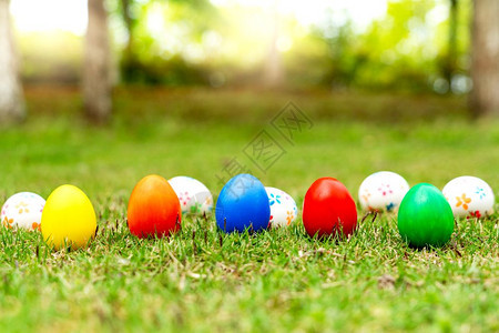 黄色的复活节鸡蛋日快乐的打猎装饰品白色的象征图片