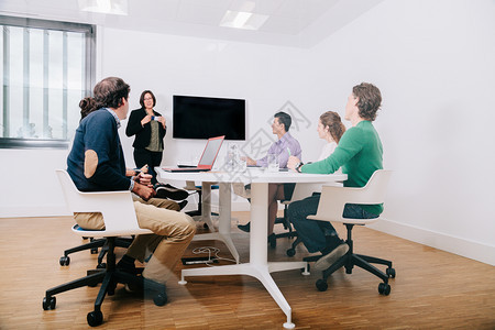 男人白色的团队合作在老板身边开会的办公室员工组成中图片