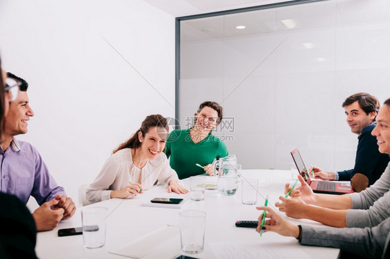 在老板身边开会的办公室员工组成中拉丁功行政人员图片