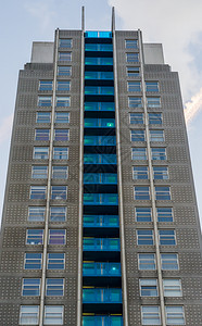 席凡宁根在荷兰外墙建筑背景中有大摩天楼多套公寓和阳台人住房的位于荷兰城破碎的外表建筑背景城市的图片