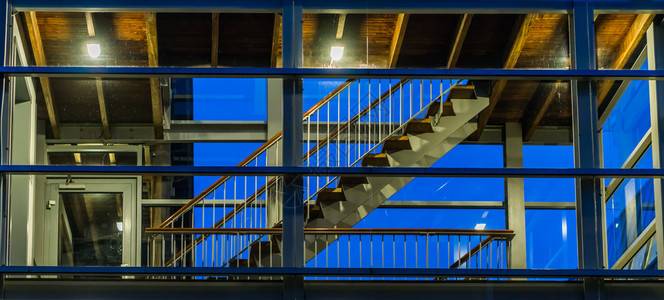 发光的建筑物在现代楼梯的上有玻璃窗晚上亮灯达奇建筑城市图片