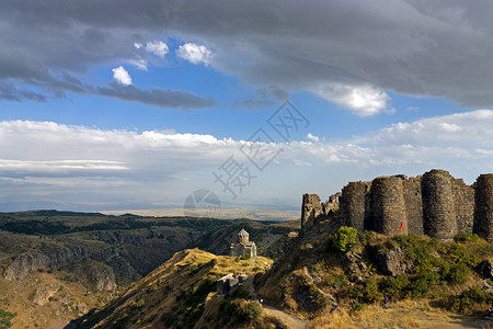 地点过去的香格里玛建于亚美尼安珀德附近位于阿拉加茨山坡的十一世纪城堡老的图片