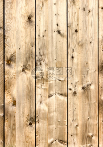 作为围栏一部分的垂直生锈木板或墙纸垃圾摇滚外部的图片