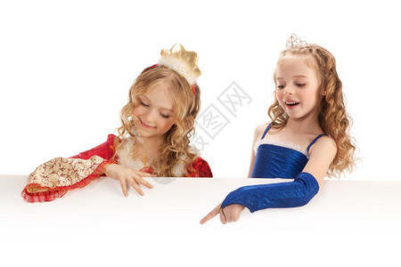 季节两个美丽的小女孩在万圣节或嘉年华党大班纳公主的歌剧集中蓝色的聚会图片