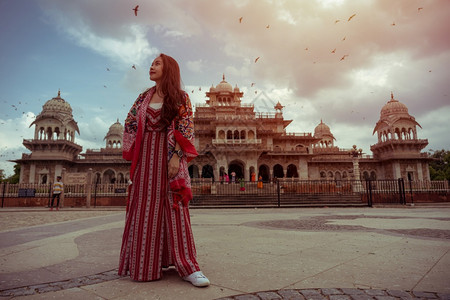 亚洲人年轻的城市在印度斋浦尔拉贾斯坦邦艾伯特厅的年轻亚洲女图片