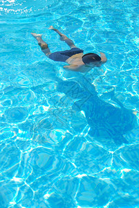 年轻成人在水下游泳的生动照片活游泳池漂亮的图片