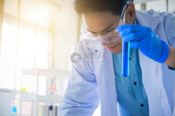 科研人员在实验室做疫苗研究图片
