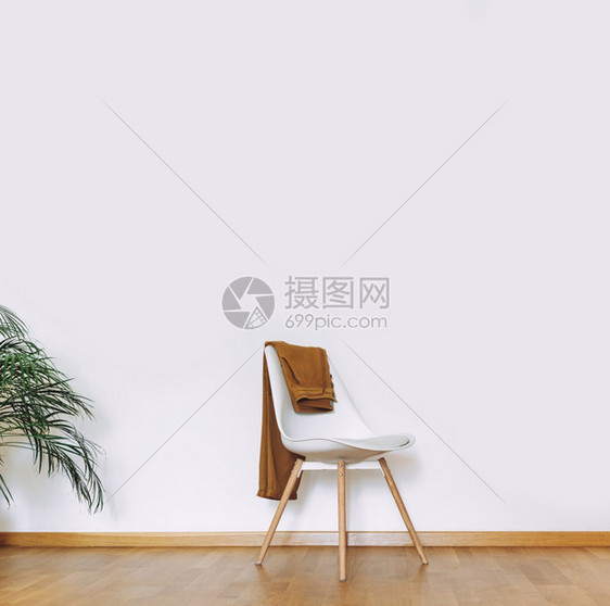 广告室内公寓墙壁用绿色陶瓷房屋加植和椅子制成的绿色装饰式房子和椅上的衣服以最起码的风格内地用木板轻空气扫描型花现代的图片