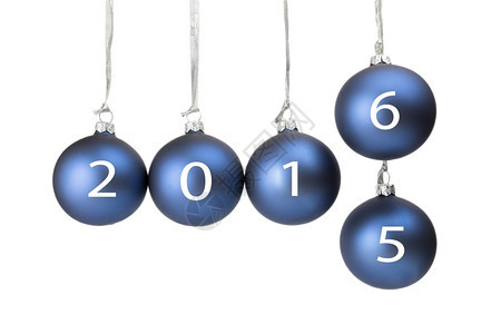 下列的5个蓝色圣诞节球或浴缸象征着旧年和新的2016孤立在白色背景上玻璃时间图片