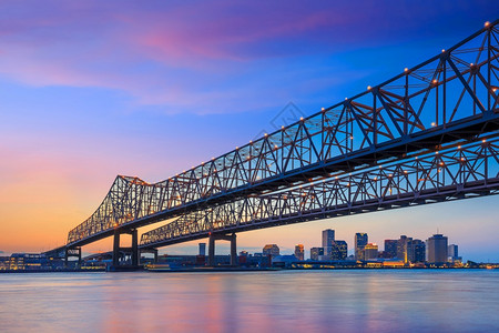 位于马西皮河和新奥尔良Louisian市中心的新建城连接桥日落景观历史的图片