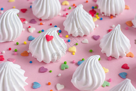 粉白圆形晶片扭曲蛋和粉红色背景的甜食装饰品派对乐趣白色的图片