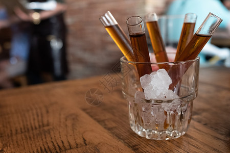 强的朗姆酒玻璃管装的伏特加糖派对图片
