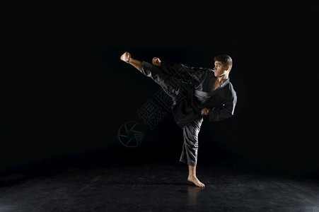 竞赛肌肉发达男空手道黑色和服的斗士战姿势黑暗背景的男人运动武术在比赛前训练黑人和服的斗士马拉塔卡培训黑色的图片