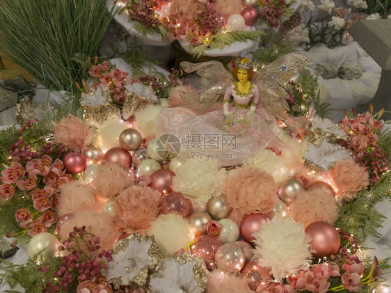 盛开维多利亚时代阿姆斯特丹Holland18oct2018年节日装饰带有粉红色圣诞花园的节礼服有仙女和花装饰圣誕球美丽的诞节装饰图片
