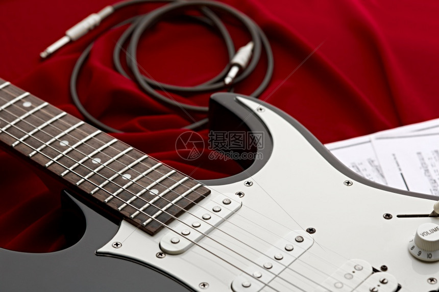 黑色电吉他红背景没人弦乐器电音子乐黑色吉他没人oopicapi电子的图片