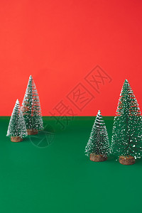 新的礼物圣诞节绿色桌上的Christams树装饰生动红色背景礼日贺卡和复印空间图片